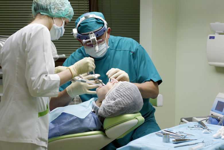 Услуги хирурга стоматолога в москве